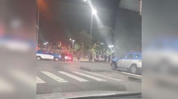 Segundo a Polícia Militar do estado, criminosos seriam os responsáveis pelo ataque; praça estava lotada devido a um evento musical que acontecia no local