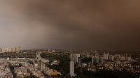 Incêndio de grandes proporções atinge canavial e nuvem de fumaça "engole" Ribeirão Preto (SP)