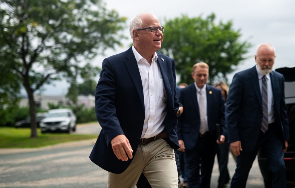 O governador de Minnesota, Tim Walz, chega para falar em uma entrevista coletiva em 1º de agosto de 2024 em Bloomington, Minnesota.