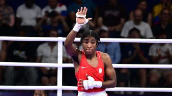 Porta-bandeira do Time de Refugiados, atleta camaronesa Cindy Ngamba foi à semifinal do boxe