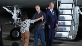 Dezesseis pessoas estão livres da custódia russa, incluindo cinco alemães e sete cidadãos russos que eram prisioneiros políticos em seu próprio país; Biden recebeu três americanos em base aérea nesta quinta-feira (1º)