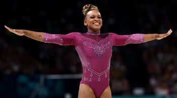 Ginasta brasileira garantiu o lugar mais alto do pódio na final de solo na manhã desta segunda-feira (5)