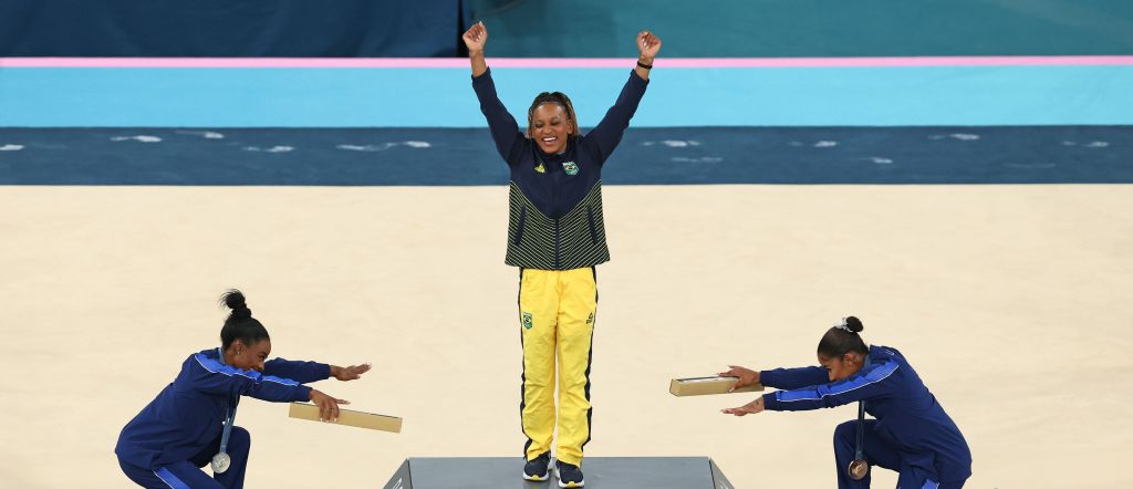 Simone Biles e Jordan Chiles reverenciam Rebeca Andrade no pódio do solo em Paris 2024