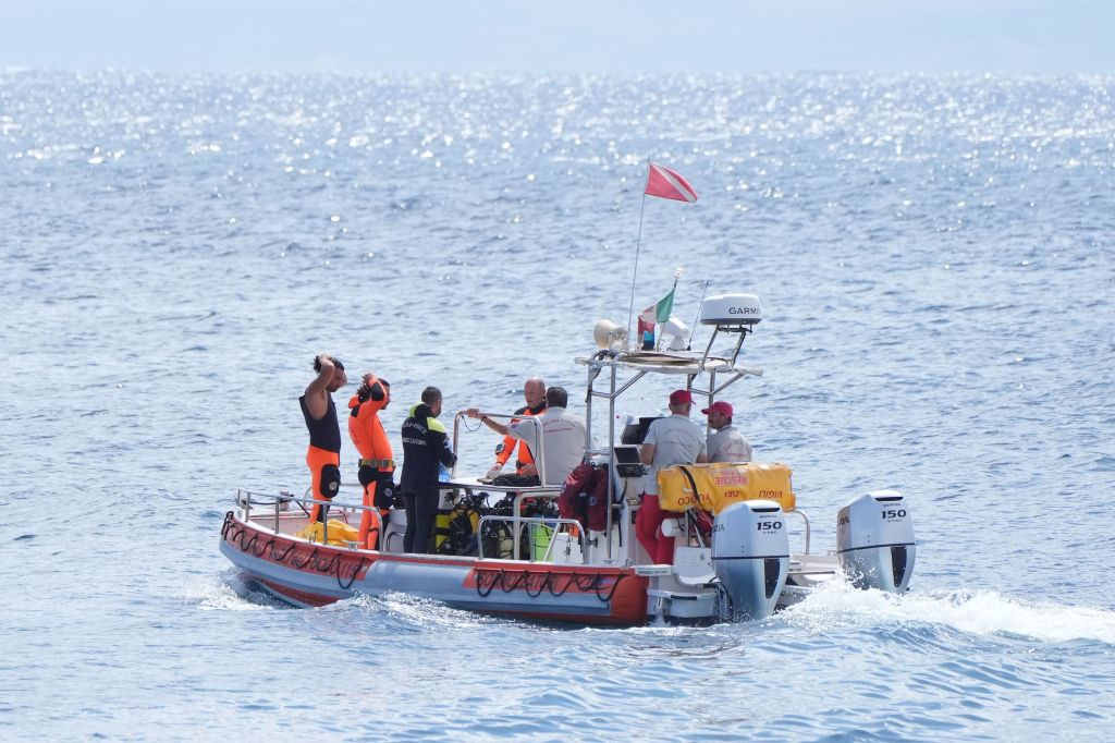 Os serviços de emergência italianos partiram para o mar em direção à área da costa da Sicília, onde a busca continua pelo magnata da tecnologia britânico Mike Lynch e sua filha Hannah, que estão entre os seis turistas desaparecidos depois que um iate de luxo afundou em um tornado na costa da Sicília.