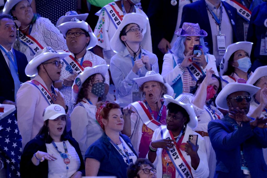 Pessoas usando chapéus de cowboy durante a Convenção Nacional Democrata, quinta-feira, 22 de agosto de 2024, em Chicago, IL.