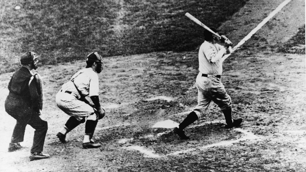 Babe Ruth rebate contra o Chicago Cubs em jogo de 1932. Rebatida ficou conhecida como "Called Shot"