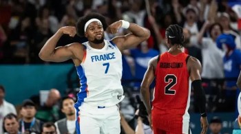 Apoiados pela torcida na Bercy Arena, em Paris, franceses avançaram e terão pela frente a Alemanha