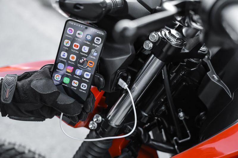 Motocicleta conta com porta USB-C 