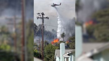 Pelo menos cinco residências com vista para a cidade localizada cerca de 88 km a leste de Los Angeles foram queimadas 