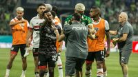 Campo de jogo virou bagunça no futebol brasileiro