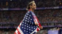 Americana bate próprio recorde e se torna bicampeã olímpica no atletismo