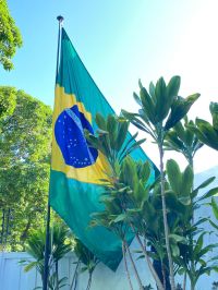 Bandeira brasileira é hasteada em embaixada da Argentina em Caracas