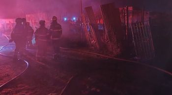 Quatro viaturas do Corpo de Bombeiros foram enviadas ao local