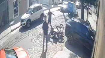 Imagens de câmera de segurança mostram motorista de Porsche jogando a moto no chão e agredindo entregador