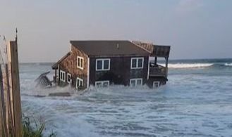 Tempestade Ernesto causa agitação marítima na Carolina do Norte, levando ao colapso de residência e alertando para riscos em outras construções