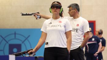 Yusuf Dikec, da Turquia, viralizou com a sua maneira de competir na prova de pistola de ar