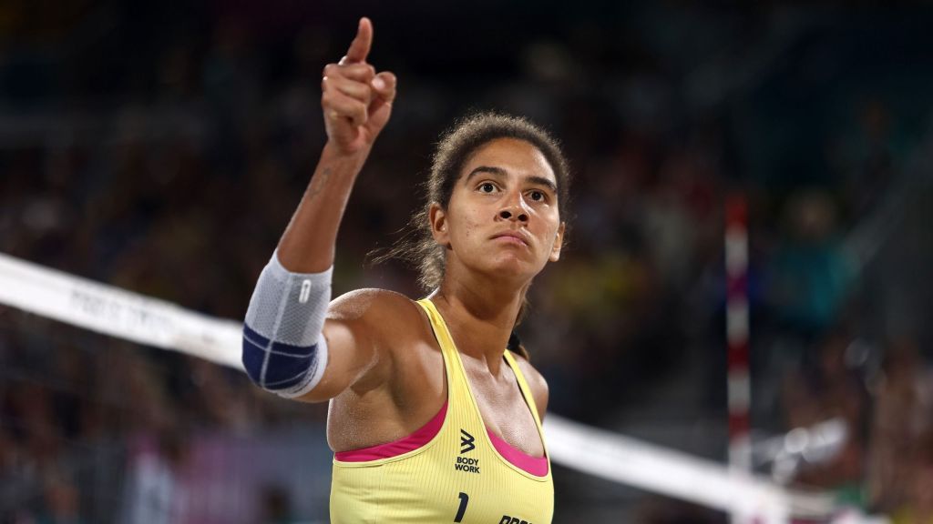 Ana Patrícia comemora ponto na final do vôlei de praia