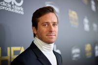 Armie Hammer anuncia venda de caminhonete: "Não consigo pagar a gasolina"