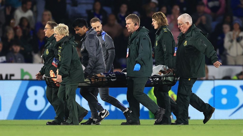 O uruguaio Bentancur, do Tottenham, deixa o gramado em Leicester de maca e usando um respirador, após se chocar contra um adversário