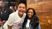 Simone Biles vai a jogo de basquete nos EUA e atende jogadora brasileira