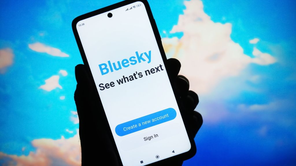 Bluesky, rede social desenvolvida pelo criador do X (antigo Twitter), é possível refúgio para usuários da plataforma caso ela saia do ar