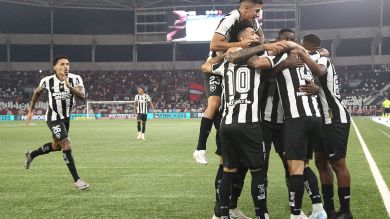 Jogadores do Botafogo comemoram um dos gols da vitória sobre o Flamengo