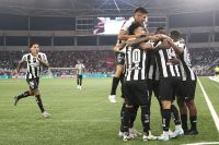 Botafogo goleia o Flamengo em clássico e volta a liderar o Brasileirão