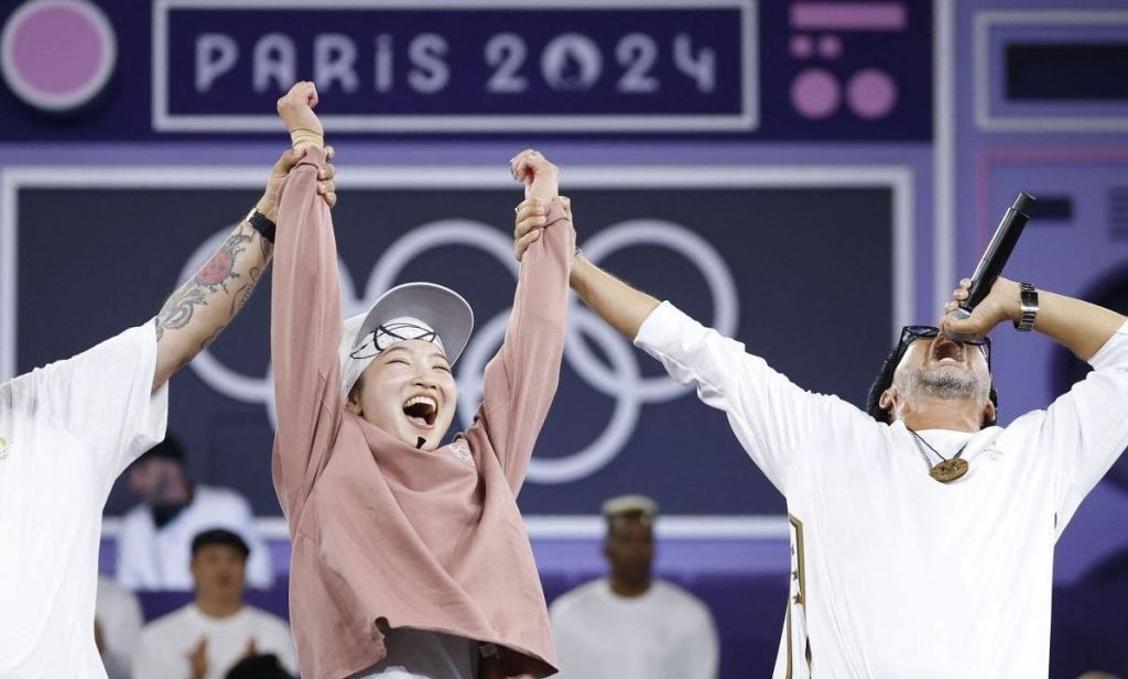 A japonesa Ami Yuasa comemora a conquista da primeira medalha de ouro