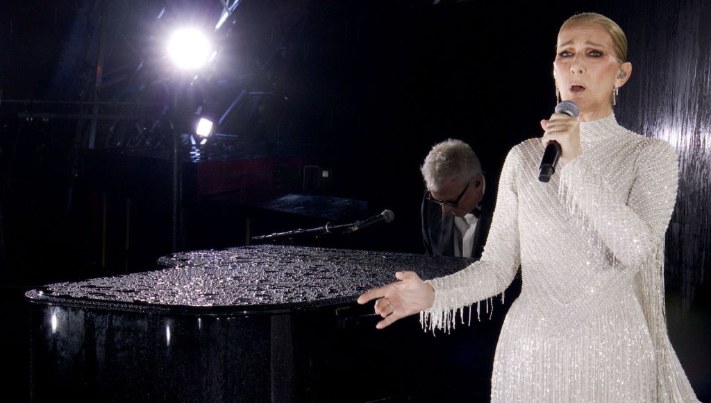 Céline Dion durante a cerimônia de abertura das Olimpíadas de Paris 2024