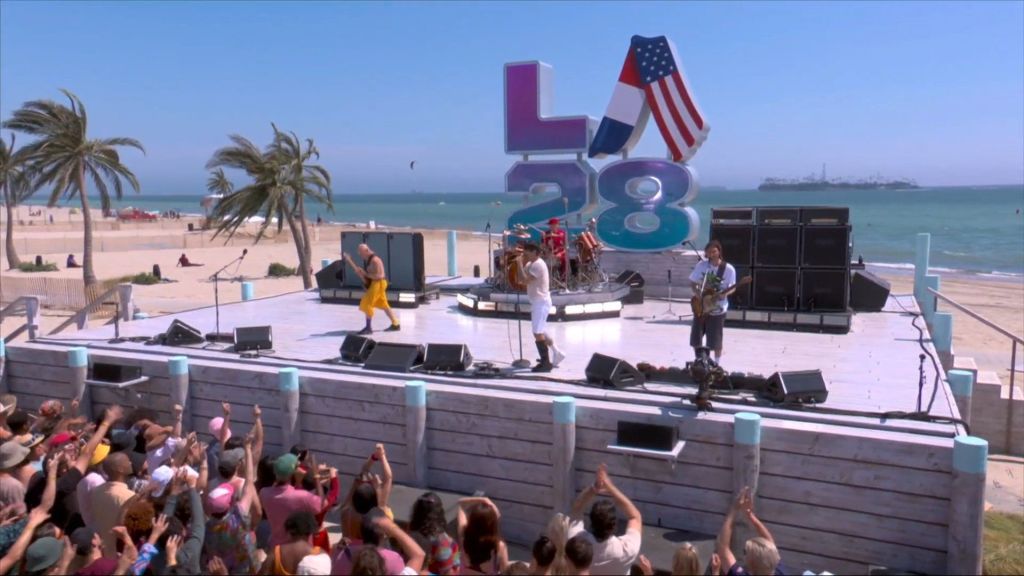 Red Hot Chili Peppers, Billie Eilish, Snoop Dogg e Dr. Dre se apresentaram em Venice Beach, em Los Angeles. Em vídeo, os cantores participaram da passagem de bastão de Paris 2024 para Los Angeles 2028