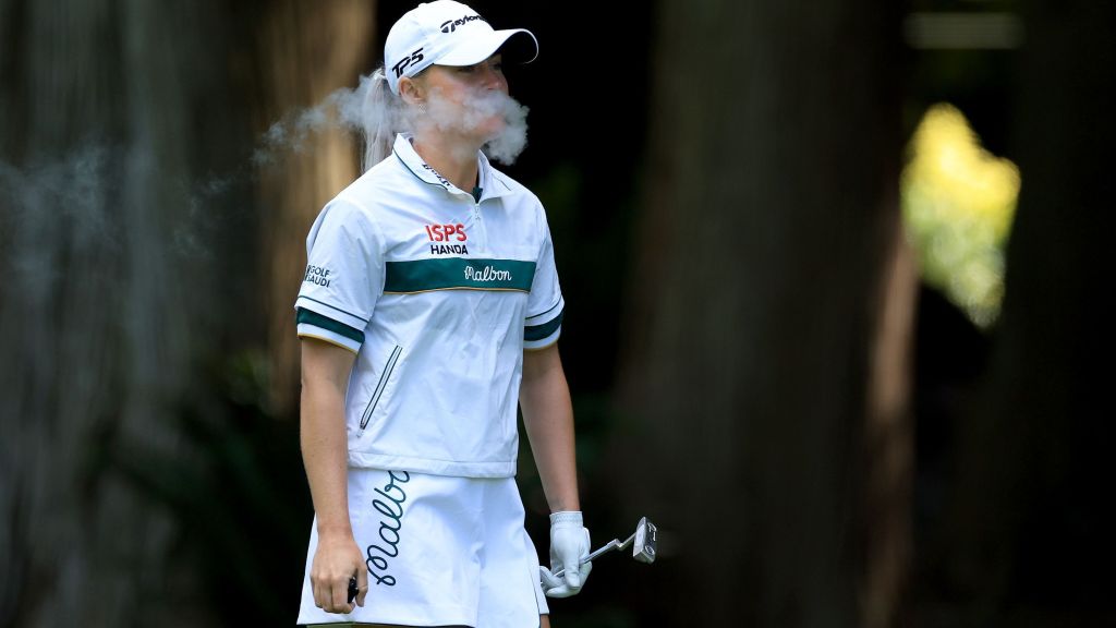 Charley Hull fumando em torneio de golfe