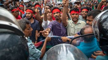 Usando a manga para limpar o gás lacrimogêneo dos olhos ardendo, Mugdho atravessava a multidão, distribuindo garrafas de água aos manifestantes cujas demandas por reformas logo derrubariam a líder de Bangladesh