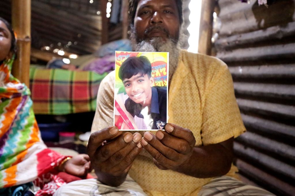 Mohammad Ramzan Ali segura uma foto de seu filho de 13 anos, Mubarak, que foi morto durante protestos antigovernamentais em Bangladesh.