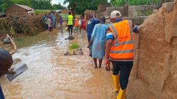 Mais de 200 mil nigerianos foram deslocados devido às fortes chuvas e ao aumento do nível das águas dos dois maiores rios da região