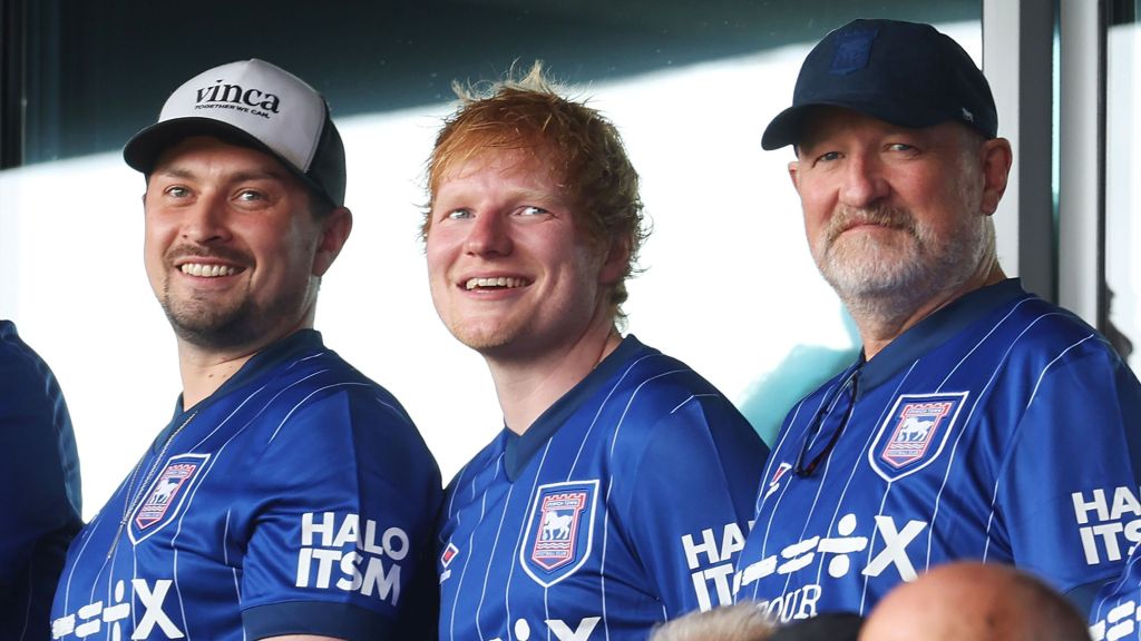 Ed Sheeran acompanha jogo entre Ipswich e Liverpool