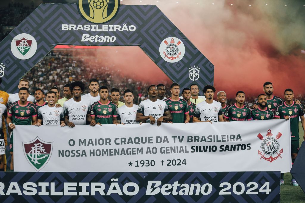 Jogadores de Fluminense e Corinthians prestam homenagem a Silvio Santos antes do duelo no Maracanã