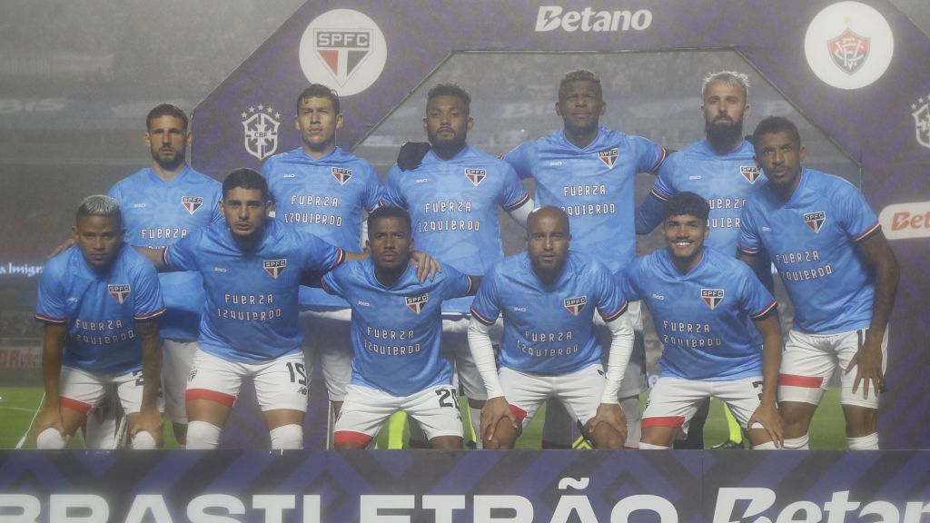 Jogadores do São Paulo usam camisas desejando força a Juan Izquierdo