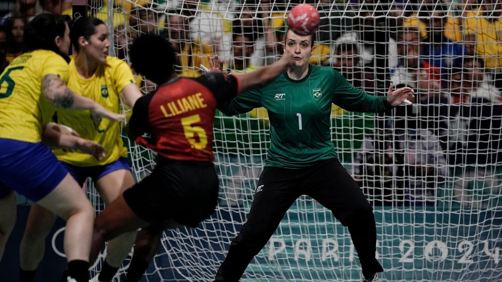 Gabi Moreschi em jogo contra Angola na Olimpíada