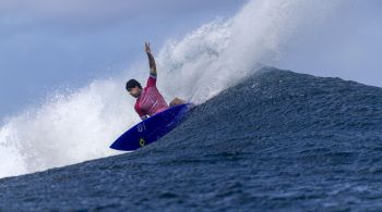 Em mar de poucas ondas no Taiti, Jack Robinson achou um bom tubo e avançou à final