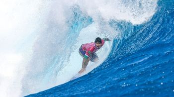 Confronto brasileiro em Teahupo'o foi marcado por bons tubos de Medina