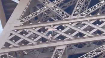 Torre Eiffel ficou interditava por mais de uma hora devido ao homem britânico que tentou escalar o monumento parisiense