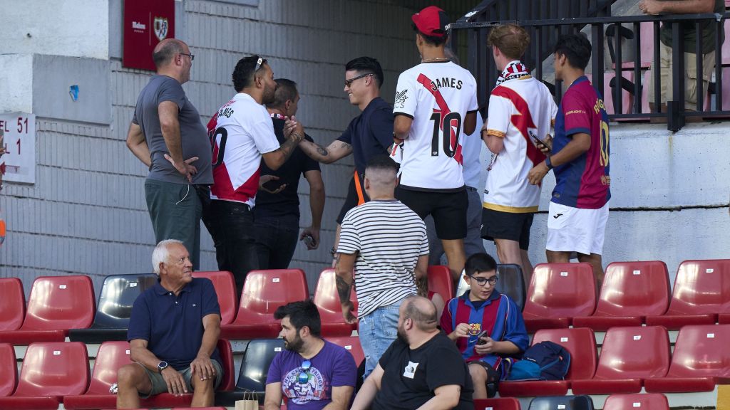 James Rodríguez (de óculos escuros) cumprimenta torcedores do Rayo Vallecano antes da partida contra o Barcelona