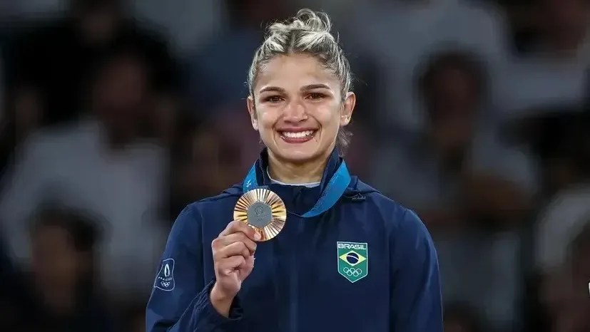 Larissa Pimenta com a medalha de bronze no judô em Paris 2024