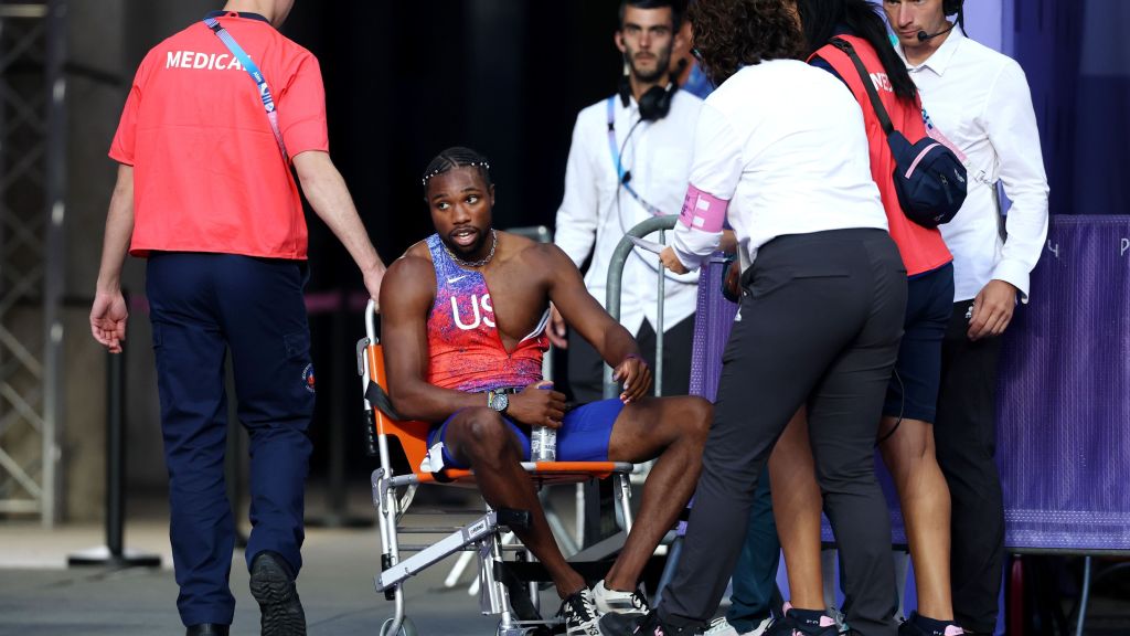 Noah Lyles precisa da ajuda da cadeira de rodas após correr a final dos 200m rasos na Olimpíada com Covid-19