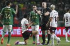 Em jogo tenso, Flamengo perde para Palmeiras, mas avança na Copa do Brasil