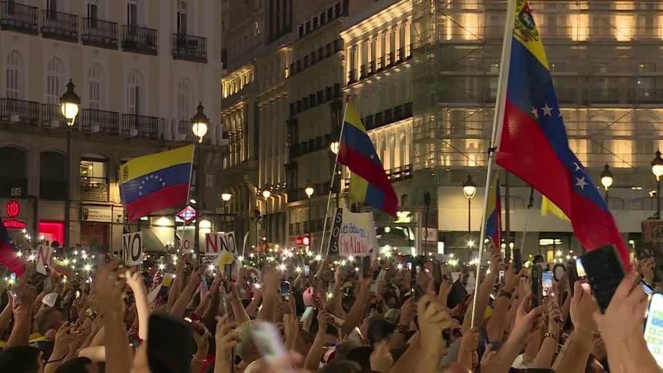 Milhares de venezuelanos protestam contra o resultado da eleição em Madri, na Espanha