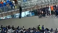 Vídeo: veja momento da queda de torcedor do Cruzeiro no Mineirão