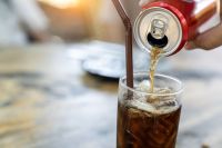 Consumo de bebidas açucaradas cresceu 23% entre crianças e adolescentes no mundo