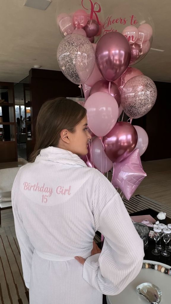 Rafaella Justus mostra roupão personalizado para festa de 15 anos