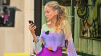 Sarah Jessica Parker resgata look usado por Carrie Bradshaw há mais de 20 anos